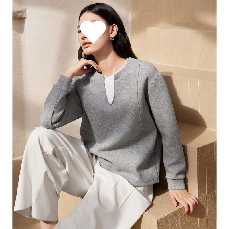 Dekonstruált, osztott és réteges dizájnú pulóver, kerek nyakú, kontrasztos színű pulóver