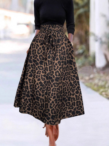 Εξωτερικό εμπόριο σε απόθεμα γυναικείο μαύρο μπλουζάκι με στρογγυλή λαιμόκοψη και διακοσμητικά κουμπιά, μακρυμάνικο, ράψιμο, λεοπάρ φόρεμα, εξωτερικό εμπόριο