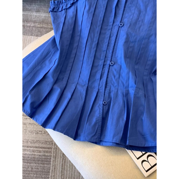 Prancūziško stiliaus klostuoti mėlyni marškiniai moterims su raukiniais, 2025 m. vasaros raukinių stiliaus palaidinė su pilvuką dengiančiu sijonu ir berankoviu dizainu