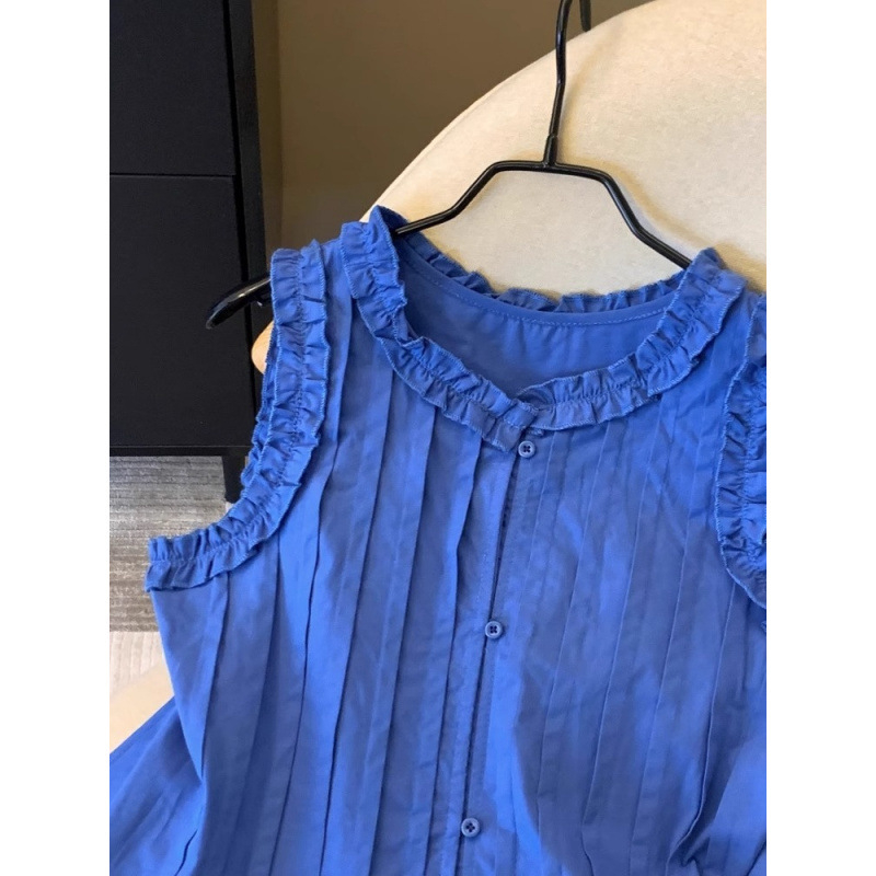 Prancūziško stiliaus klostuoti mėlyni marškiniai moterims su raukiniais, 2025 m. vasaros raukinių stiliaus palaidinė su pilvuką dengiančiu sijonu ir berankoviu dizainu