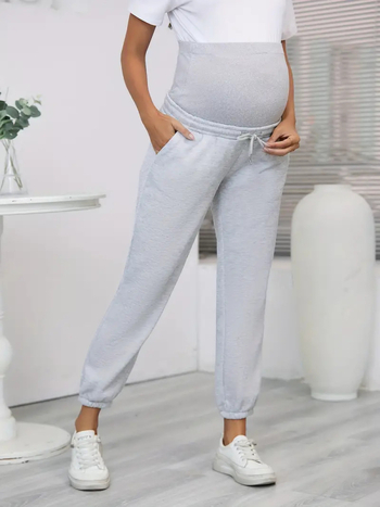 Sandėlyje esančios tarpvalstybinės tiekimos, elastingo juosmens, nėščiosioms skirtos vienspalvės kelnės laisvalaikiui, patogios ir madingos.