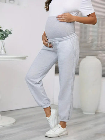 Sandėlyje esančios tarpvalstybinės tiekimos, elastingo juosmens, nėščiosioms skirtos vienspalvės kelnės laisvalaikiui, patogios ir madingos.