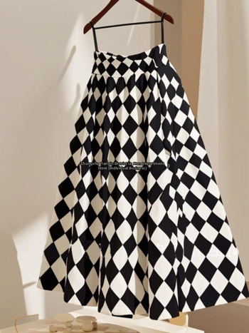 2025-ös új stílusú, divatos és csúcskategóriás esernyőszoknya, magas derekú, karcsúsító, fekete-fehér, steppelt szoknya, közvetlen gyári értékesítés