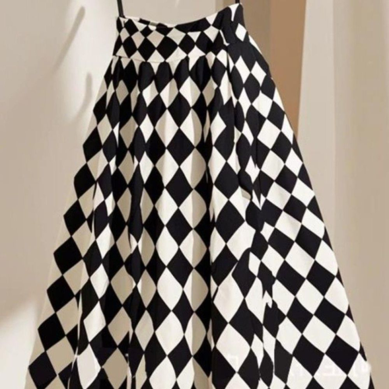2025-ös új stílusú, divatos és csúcskategóriás esernyőszoknya, magas derekú, karcsúsító, fekete-fehér, steppelt szoknya, közvetlen gyári értékesítés