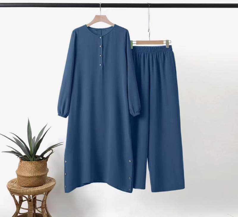 Minőségi új, közel-keleti muszlim, egyszínű, hosszú ujjú, oldalsó varrású, dekoratív, facsatos, rugalmas derékú női öltöny, kész, gyári tételben