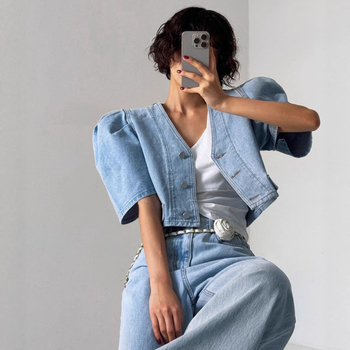 Τζιν κοντό, φουσκωτό μπουφάν με κοντό μανίκι και μονόπετο