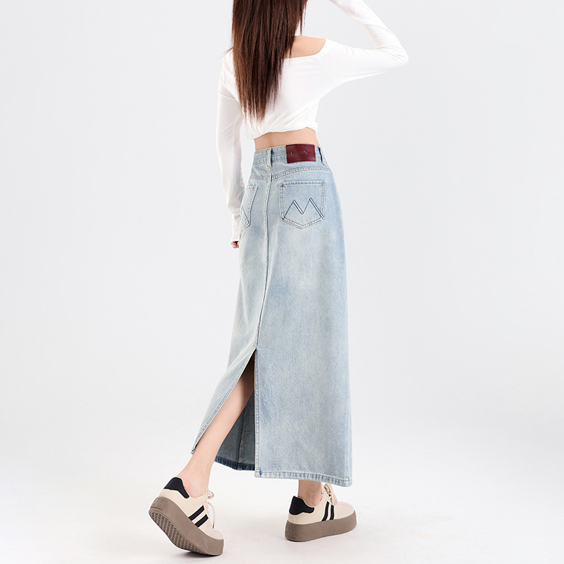 világoskék hímzett farmer szoknya női tavaszi és őszi 2025 új magas derekú, hátul hasított, középhosszú, karcsúsító, hüvelyes szoknya