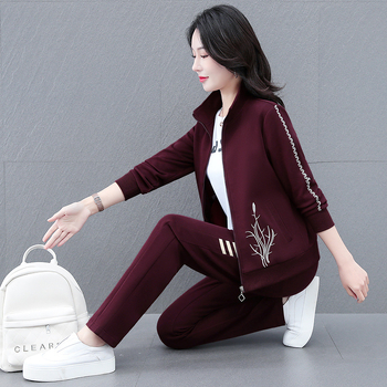 Szabadidős sportöltöny Női tavaszi és őszi 2025 tavaszi új középkorú anyuka hímzett kardigán háromrészes szett
