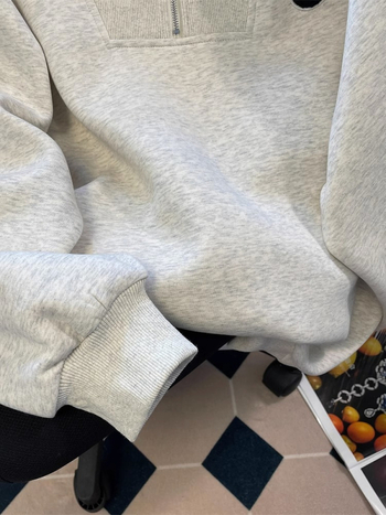 Határokon átnyúló e-kereskedelemmel népszerű kínai pamut kompozit hátsó gallérral borított szürke hajtókás félcipzáras női pulóver tavaszi és őszi amerikai nagykereskedelemben