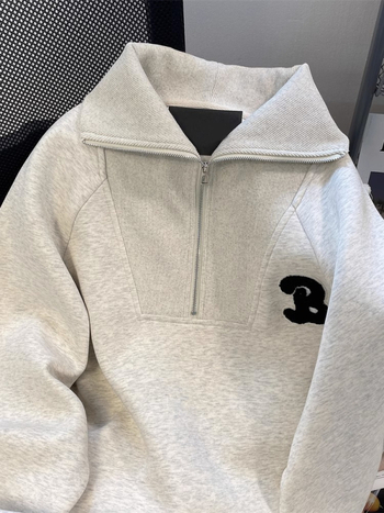 Határokon átnyúló e-kereskedelemmel népszerű kínai pamut kompozit hátsó gallérral borított szürke hajtókás félcipzáras női pulóver tavaszi és őszi amerikai nagykereskedelemben