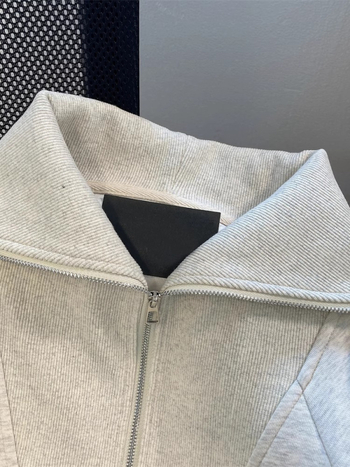 Határokon átnyúló e-kereskedelemmel népszerű kínai pamut kompozit hátsó gallérral borított szürke hajtókás félcipzáras női pulóver tavaszi és őszi amerikai nagykereskedelemben