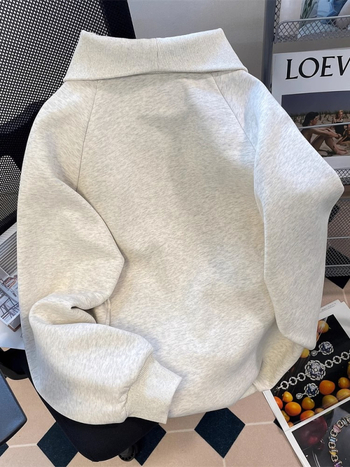 Határokon átnyúló e-kereskedelemmel népszerű kínai pamut kompozit hátsó gallérral borított szürke hajtókás félcipzáras női pulóver tavaszi és őszi amerikai nagykereskedelemben