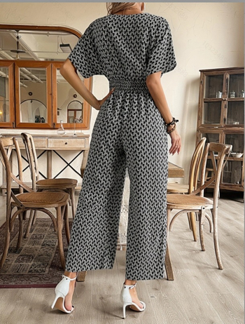 2025 Διασυνοριακό Εξωτερικό Εμπόριο Ευρώπης και Αμερικής Νέο Καλοκαιρινό Μονόχρωμο Παντελόνι με Κοντά Μανίκια και V Λαιμόκοψη Σέξι Ολόσωμη Φόρμα Αδυνατίσματος Γυναικεία Ρούχα