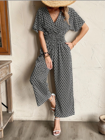 2025 Διασυνοριακό Εξωτερικό Εμπόριο Ευρώπης και Αμερικής Νέο Καλοκαιρινό Μονόχρωμο Παντελόνι με Κοντά Μανίκια και V Λαιμόκοψη Σέξι Ολόσωμη Φόρμα Αδυνατίσματος Γυναικεία Ρούχα