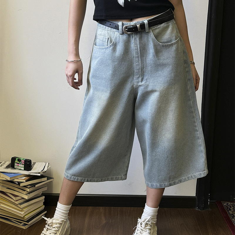 Piiriülesed eksklusiivsed suvised trendikad brändi värvilised kirjaprindiga kärbitud püksid meeste sirged vabaaja lahtised teksapüksid trendikad