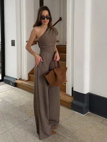 Καλοκαιρινή νέα μονόχρωμη φόρμα υψηλής αισθητικής με λοξούς ώμους, ασύμμετρη πλισέ, διασυνοριακή γυναικεία ένδυση εξωτερικού εμπορίου από την Ευρώπη και την Αμερική, 2025