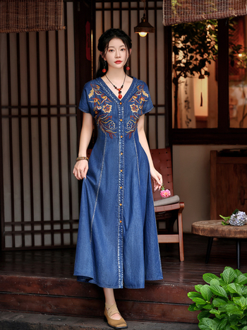 Νέο καλοκαιρινό στυλ 2025, εθνικό στυλ, έθνικ στυλ, λεπτό τζιν φόρεμα σε γραμμή Α, με V λαιμόκοψη και κέντημα, A82699