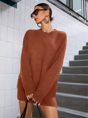 Egyszínű, lezser, sokoldalú, akadémiai stílusú kötött kosztüm Női 2024-es téli új, kerek nyakú pulóver felső, félszoknya