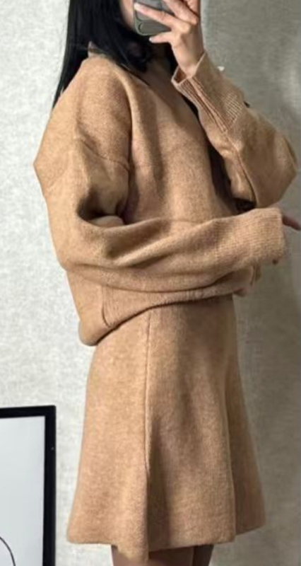 Egyszínű, lezser, sokoldalú, akadémiai stílusú kötött kosztüm Női 2024-es téli új, kerek nyakú pulóver felső, félszoknya