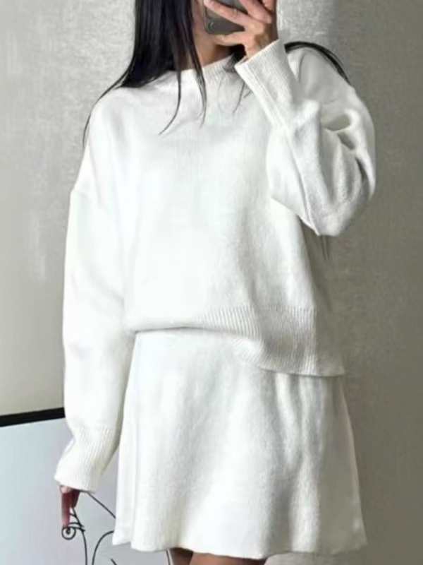Egyszínű, lezser, sokoldalú, akadémiai stílusú kötött kosztüm Női 2024-es téli új, kerek nyakú pulóver felső, félszoknya