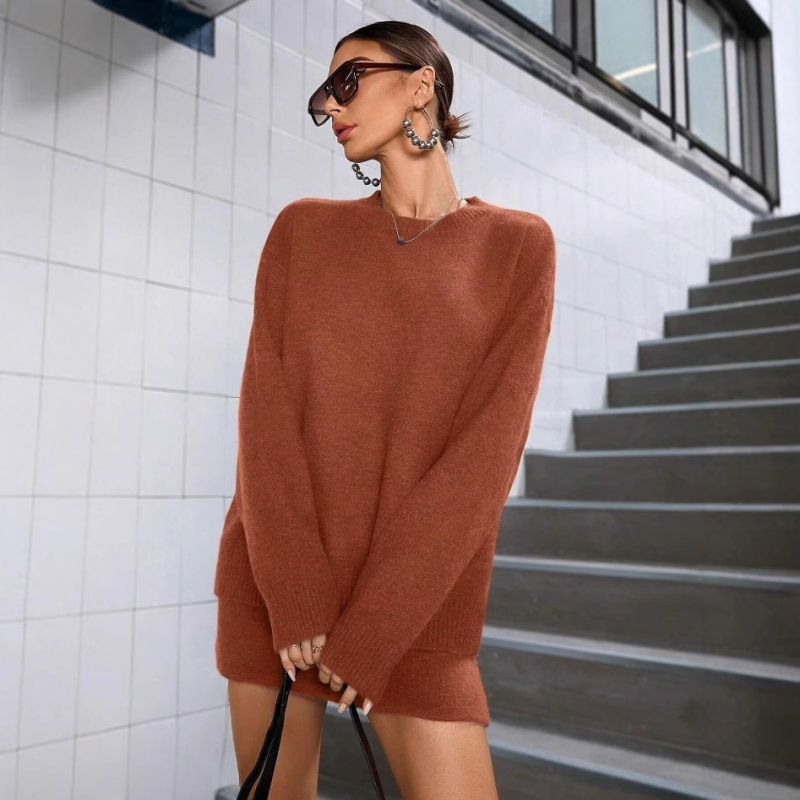 Egyszínű, lezser, sokoldalú, akadémiai stílusú kötött kosztüm Női 2024-es téli új, kerek nyakú pulóver felső, félszoknya