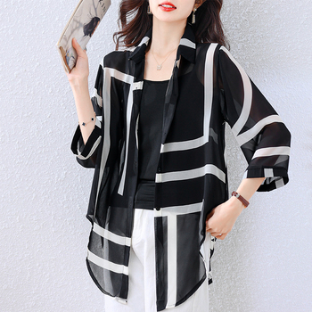 Plius dydžio moteriški 2025 m. pavasario nauji šifono marškiniai. Elegantiškas ir elegantiškas margintas dryžuotas marškinių švarkas.