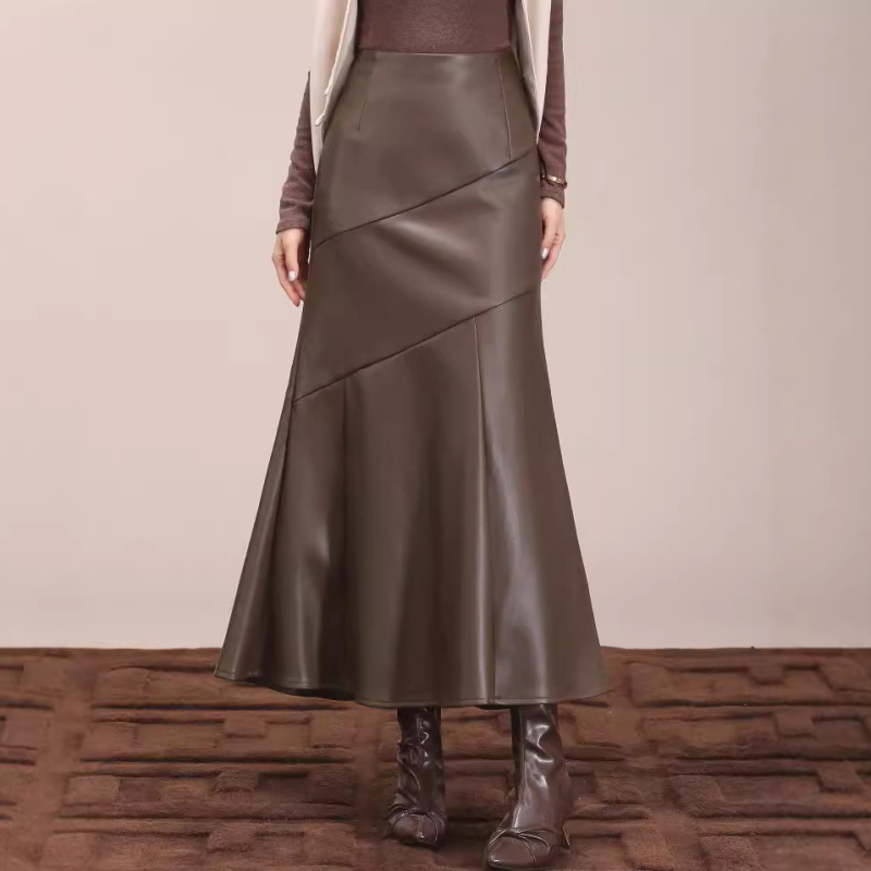 A 2024-es őszi és téli halfarkú bőrszoknya koreai változatának egy generációja, új, medálos, juhbőrből készült hosszú szoknya.