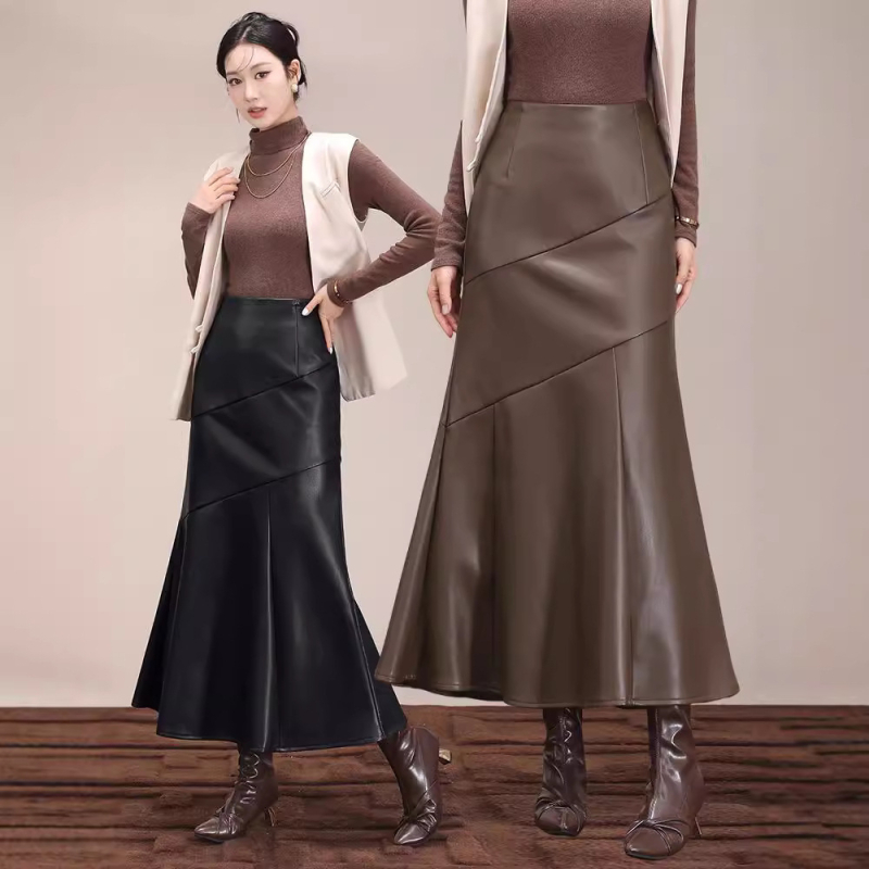 A 2024-es őszi és téli halfarkú bőrszoknya koreai változatának egy generációja, új, medálos, juhbőrből készült hosszú szoknya.