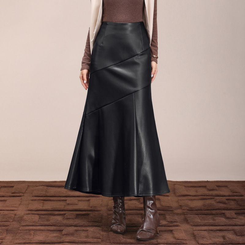 A 2024-es őszi és téli halfarkú bőrszoknya koreai változatának egy generációja, új, medálos, juhbőrből készült hosszú szoknya.