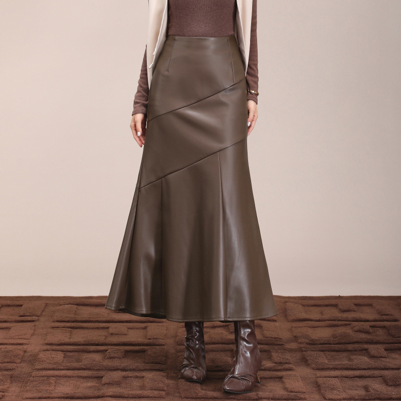 A 2024-es őszi és téli halfarkú bőrszoknya koreai változatának egy generációja, új, medálos, juhbőrből készült hosszú szoknya.