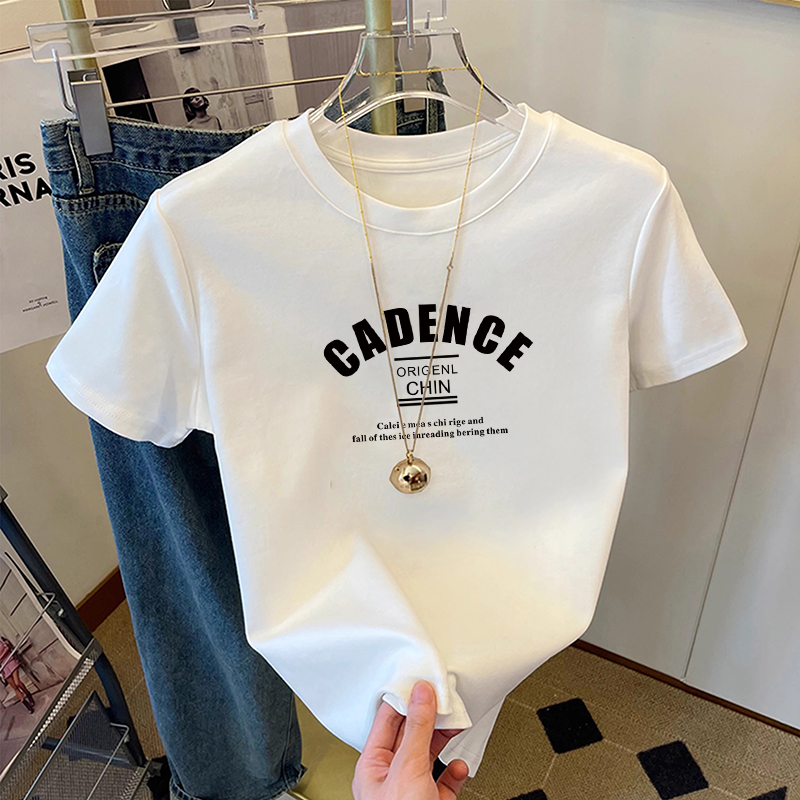 2025-ös új stílusú jobb vállú pamut rövid ujjú póló, női divatos, sokoldalú, korcsökkentő, karcsúsító megjelenésű fehér póló, trendi nyári