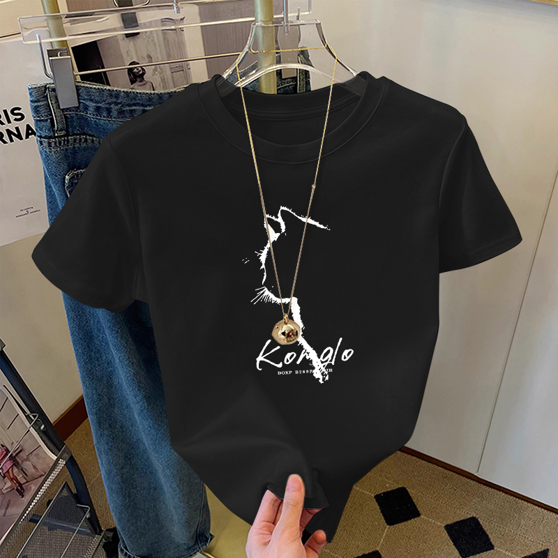 2025-ös új stílusú jobb vállú pamut rövid ujjú póló, női divatos, sokoldalú, korcsökkentő, karcsúsító megjelenésű fehér póló, trendi nyári