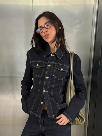 Γυναικείο μπλουζάκι American Retro με πλυμένο τζιν και σχέδιο με σπαστά ραφές και γραμμή στη μέση, με μακριά μανίκια και casual σχέδιο.