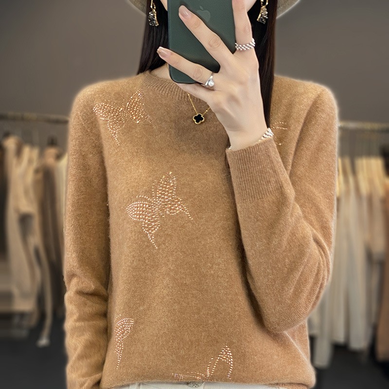 Első vonalbeli, konfekcióra kész, félig garbós, kötött aljú női ing, sokoldalú őszi-téli karcsúsított pulóver pillangóval és gyémántokkal