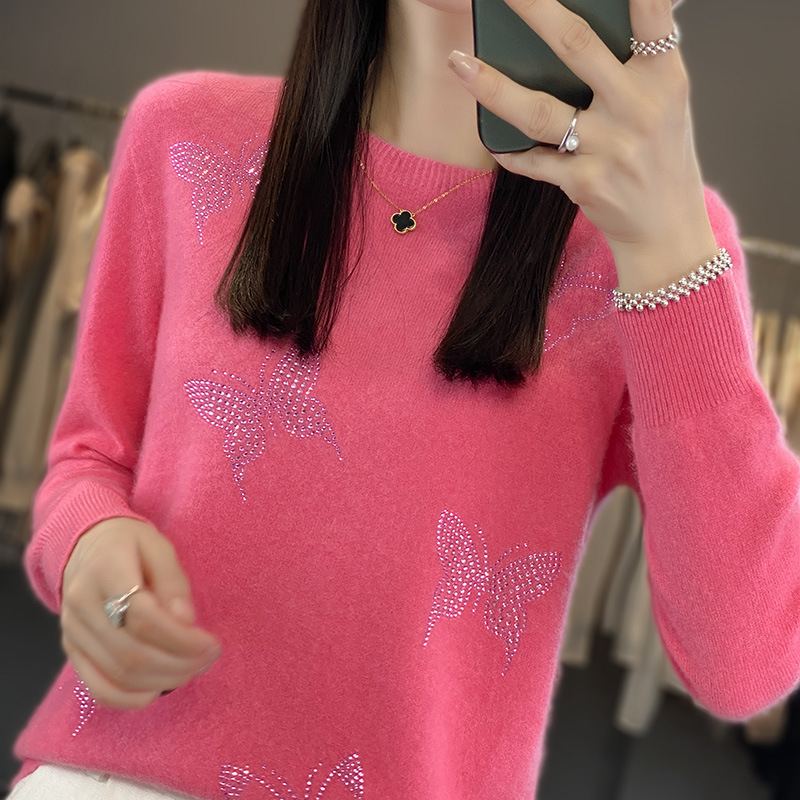 Első vonalbeli, konfekcióra kész, félig garbós, kötött aljú női ing, sokoldalú őszi-téli karcsúsított pulóver pillangóval és gyémántokkal