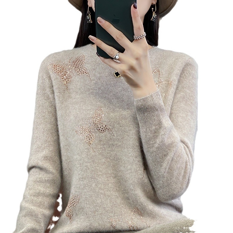 Első vonalbeli, konfekcióra kész, félig garbós, kötött aljú női ing, sokoldalú őszi-téli karcsúsított pulóver pillangóval és gyémántokkal