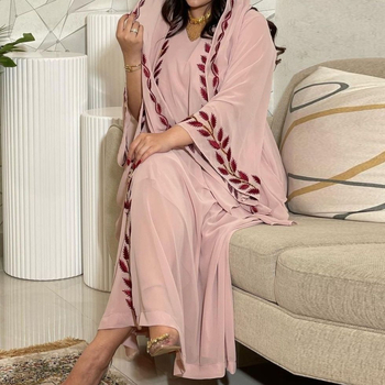 Μακρύ φόρεμα από το Ντουμπάι στη Μέση Ανατολή, με ρόμπα και ροζ μαντήλι, σε μεγάλα μεγέθη.