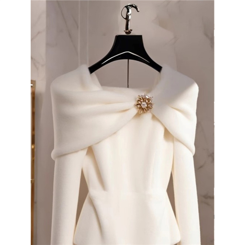 Őszi és téli elegáns külföldi stílusú egyedi dizájn Sense Niche Chanel fehér plüss vastagított rövid felső nőknek