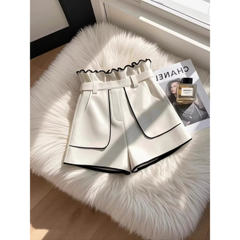 Šių metų populiarūs sprogimai – balti šortai su medinėmis ausimis, 2025 m. vasaros ploni A formos aukštu juosmeniu, mažo dydžio kvapnaus stiliaus kelnės moterims.