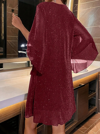 2025 m. nauja, tarpvalstybiniu būdu pristatoma, paprasta ir elegantiška suknelė su V formos iškirpte ir trimito rankovėmis.