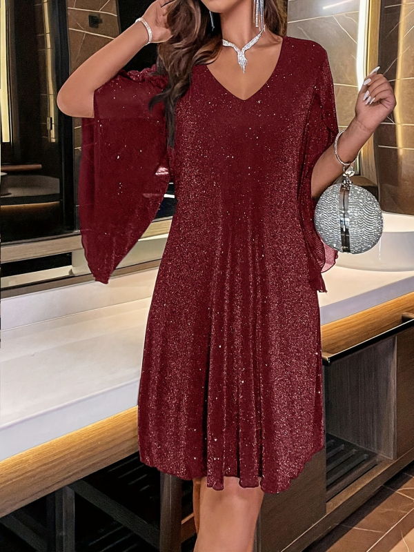 2025 m. nauja, tarpvalstybiniu būdu pristatoma, paprasta ir elegantiška suknelė su V formos iškirpte ir trimito rankovėmis.