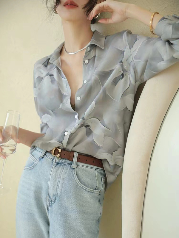 Világos, nemzeti stílusú, sima mintás selyem ing. Női szürke új, kínai stílusú, bő, házi készítésű eperfa selyem felső. 2024 tavasz.