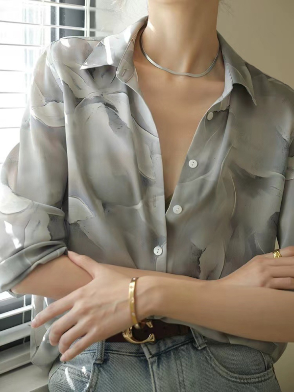Világos, nemzeti stílusú, sima mintás selyem ing. Női szürke új, kínai stílusú, bő, házi készítésű eperfa selyem felső. 2024 tavasz.
