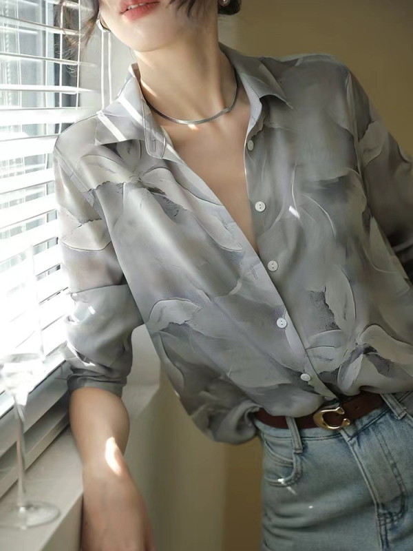 Világos, nemzeti stílusú, sima mintás selyem ing. Női szürke új, kínai stílusú, bő, házi készítésű eperfa selyem felső. 2024 tavasz.