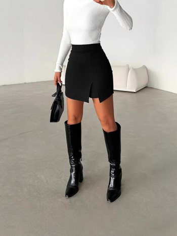 Nagyszámú európai és amerikai határokon átnyúló kellék 2025-ből Új stílusú, kis méretű, magas derekú, szexi, divatos, lezser, csípőre simuló rövidnadrágok és szoknyák