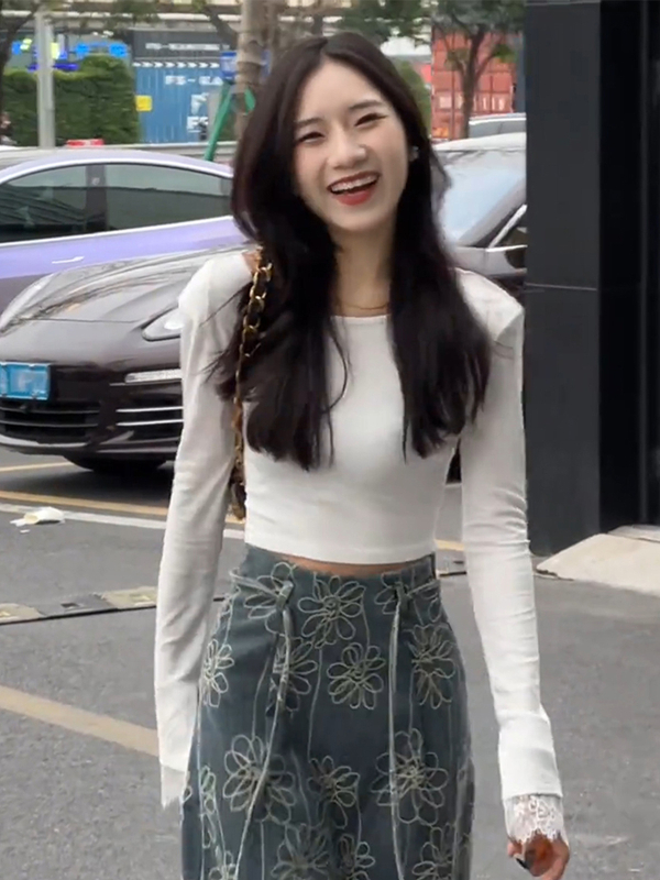 Dögös lányos elegáns, hátul kivágott, csipkés, hosszú ujjú póló, hímzett, farmerszoknya 2025 tavaszi és nyári új, kétrészes szett