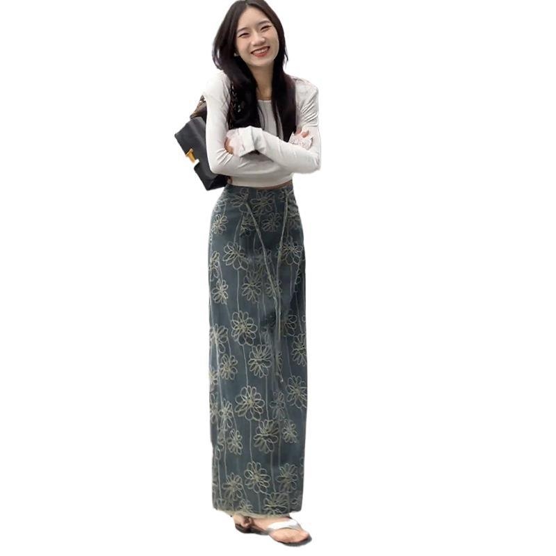 Dögös lányos elegáns, hátul kivágott, csipkés, hosszú ujjú póló, hímzett, farmerszoknya 2025 tavaszi és nyári új, kétrészes szett