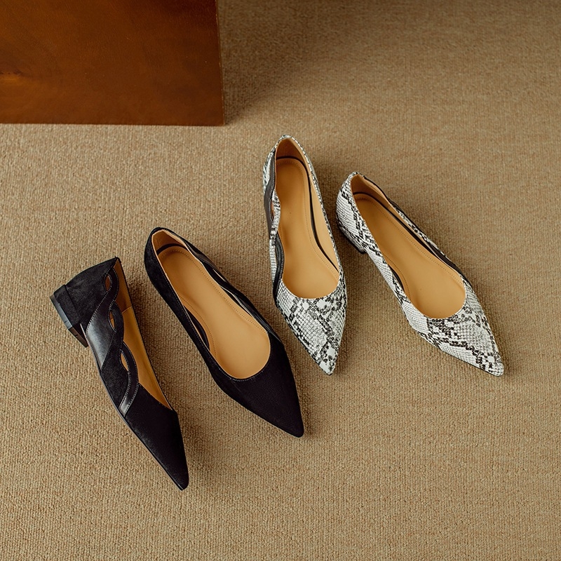 2025 Tavaszi és őszi sekély szájú, ingázáshoz való temperamentumos divatos, kígyómintás, színblokkos, üreges hegyű, lapos, alacsony sarkú női egyszínű cipők 34-40