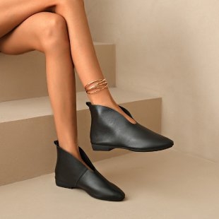 Határokon átnyúló hegyes orrú lapos sarkú csizma 2025 új stílusú puha talpú külső viselet V-alakú bebújós külkereskedelmi nagy méretű lusta cipő női rövid csizma