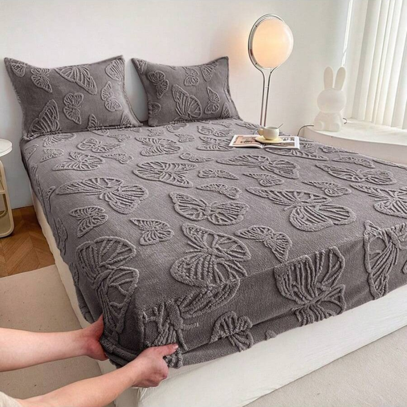 2025 m. naujas šiltų gėlių rašto paklodžių rinkinys iš trijų dalių su taftos užvalkalu ir aksominiu sustorintu paklodžių užvalkalu bei apsauginiu čiužinio užvalkalu.